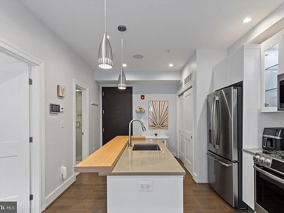 4th image of 625 Park Rd NW #204
