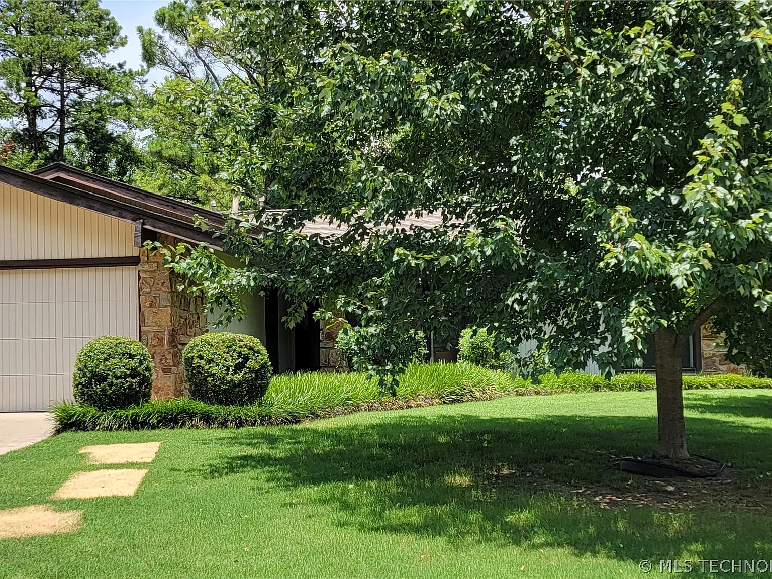 4 bed, 2.0 bath, 2477 sqft, $2,275 — Photo 1