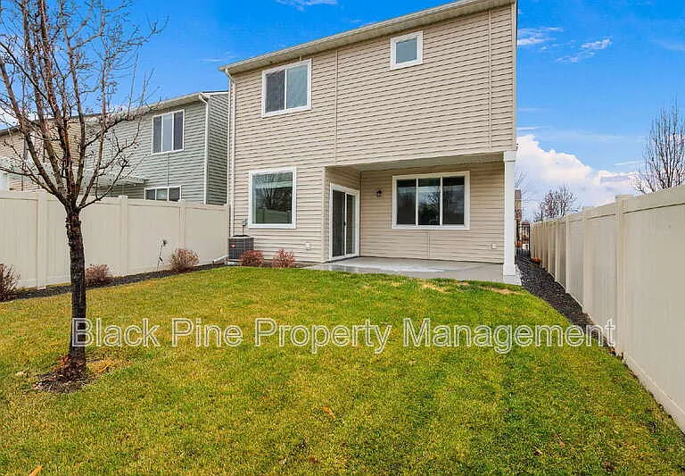 1873 N Justin Ave — Photo 35