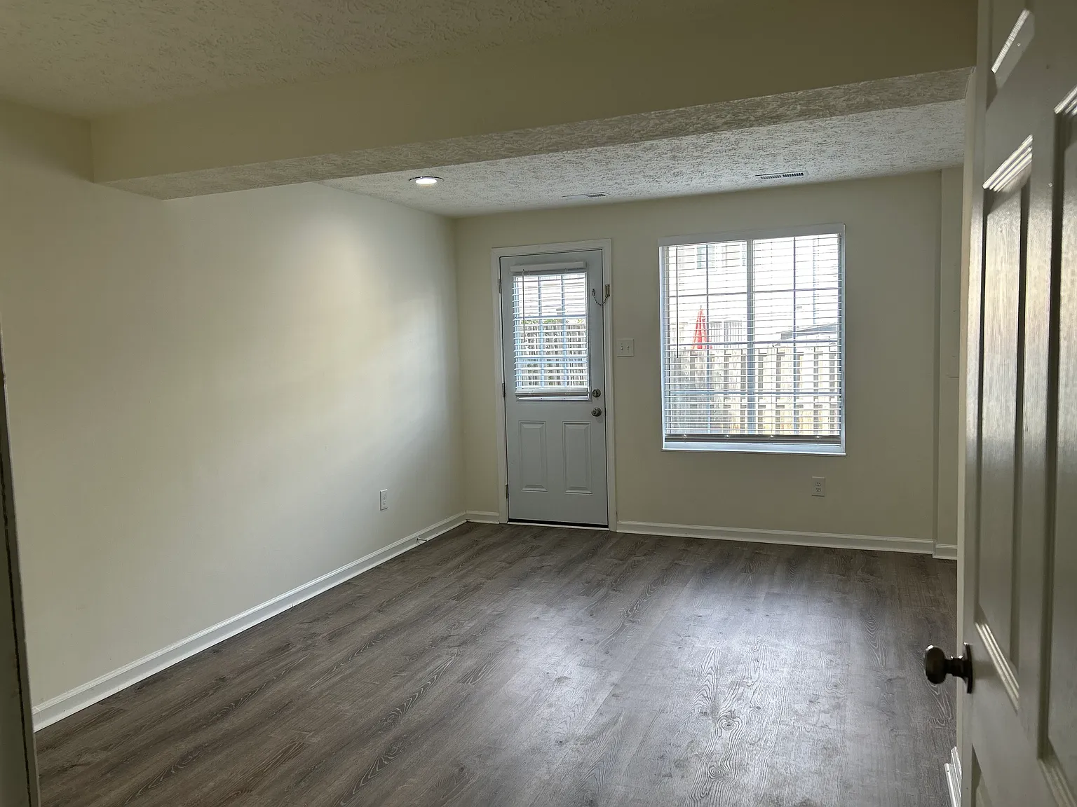 3 bed, 1.5 bath, 930 sqft, $2,595 — Photo 4
