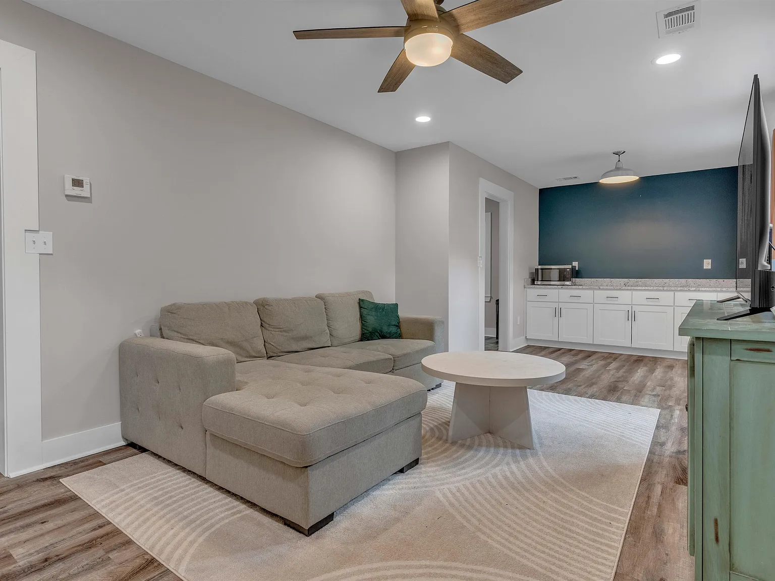 3 bed, 2.0 bath, 1654 sqft, $2,000 — Photo 4