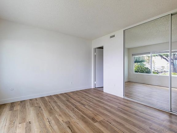 5th image of 5061 La Cuenta Dr