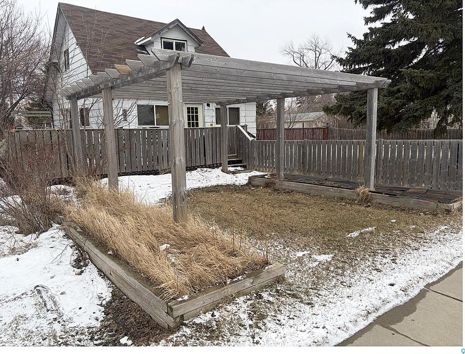 1st image of 611 Railway AVENUE