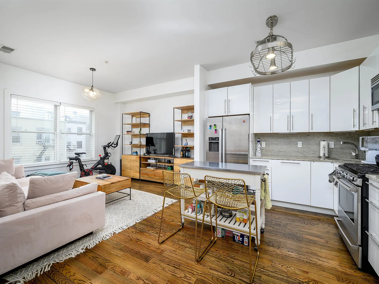 1 bed, 1.0 bath, 688 sqft, $3,300 — Photo 2