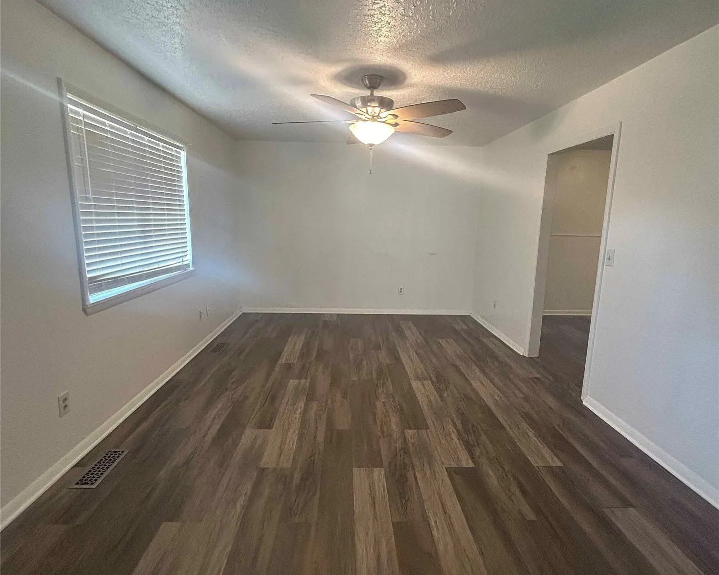 3 bed, 1.0 bath, 1076 sqft, $1,300 — Photo 3