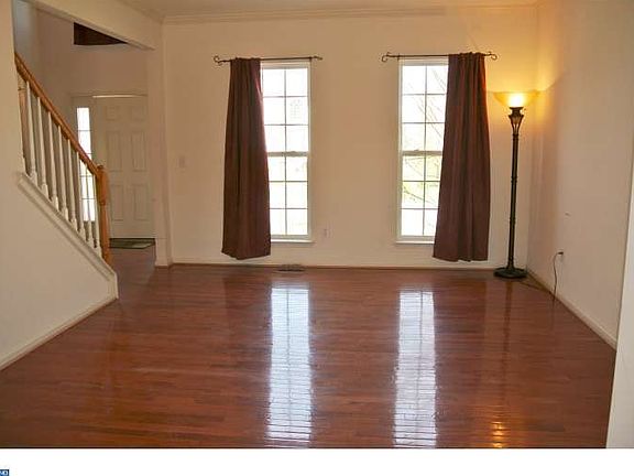 3rd image of 60 Ivy Glen Ct
