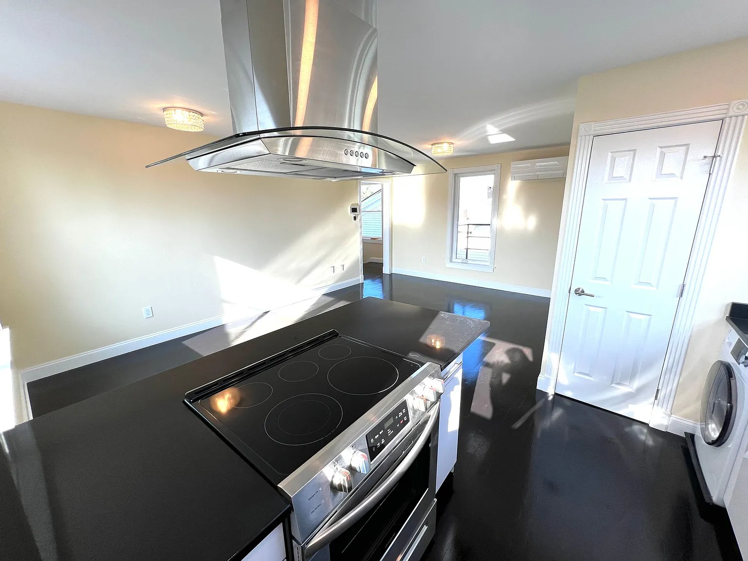 3 bed, 939 sqft, $2,500 — Photo 3