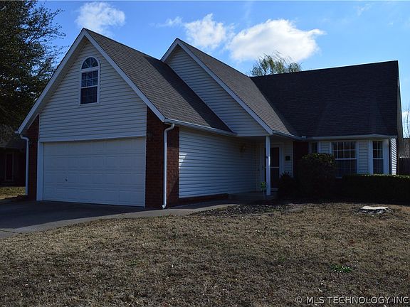 2nd image of 601 S Hemlock Ave