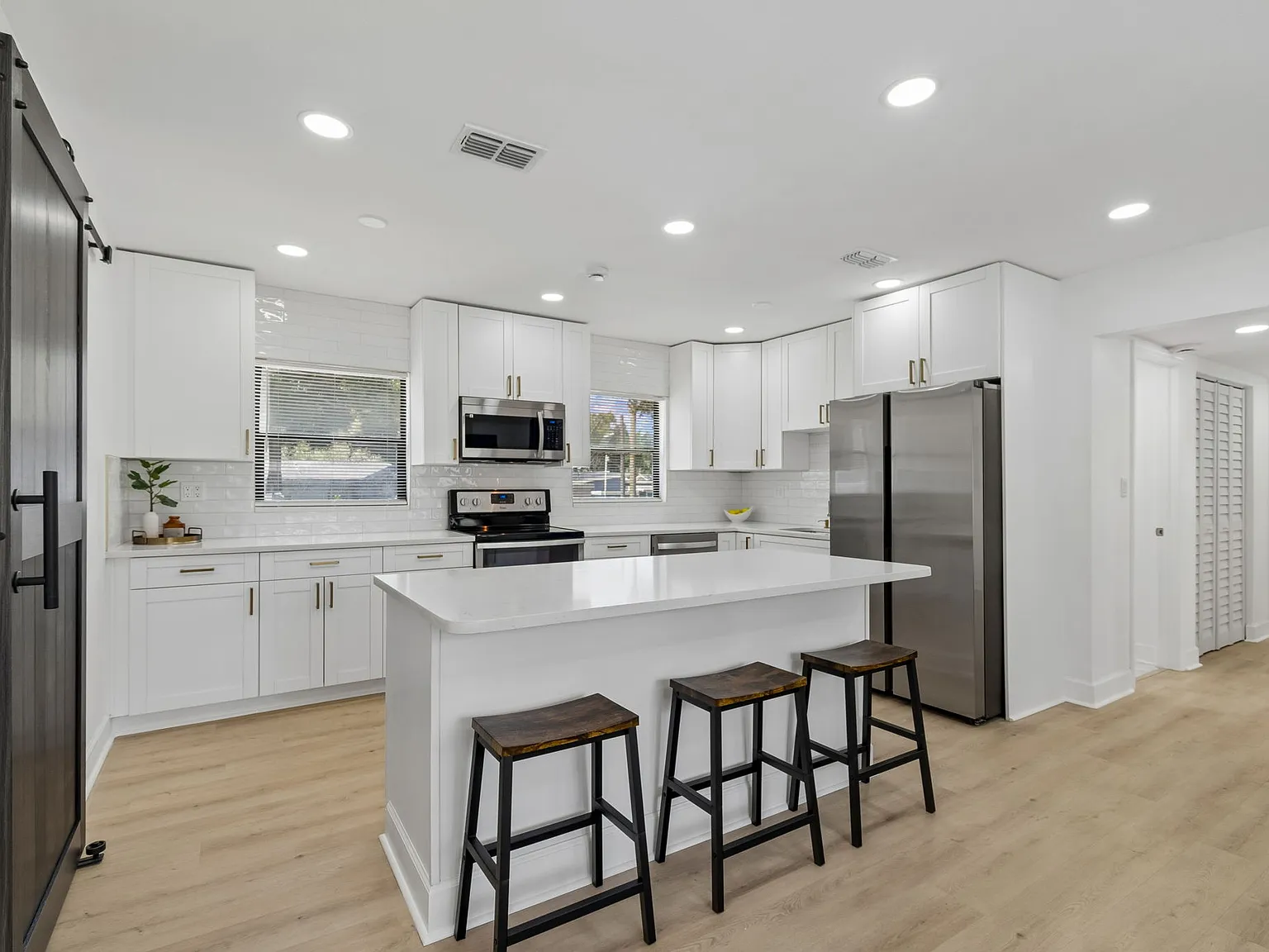 4 bed, 1200 sqft, $3,600 — Photo 2