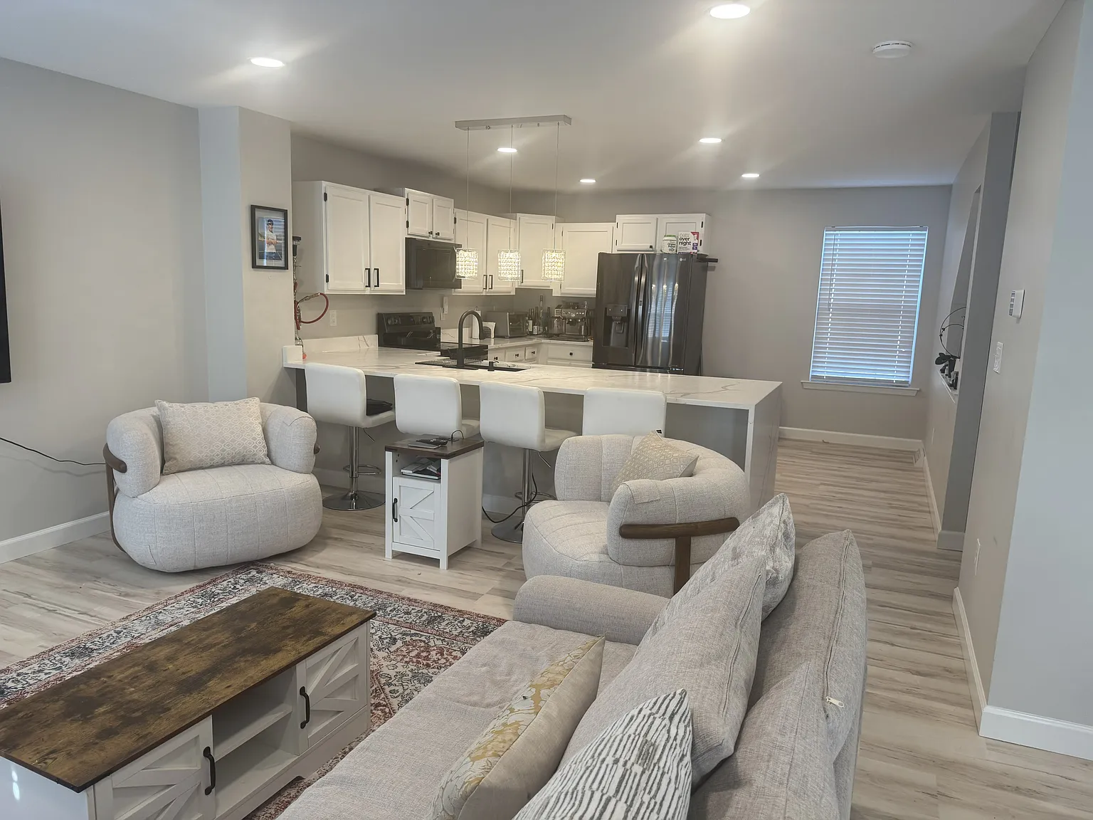3 bed, 1.5 bath, 1672 sqft, $2,300 — Photo 2