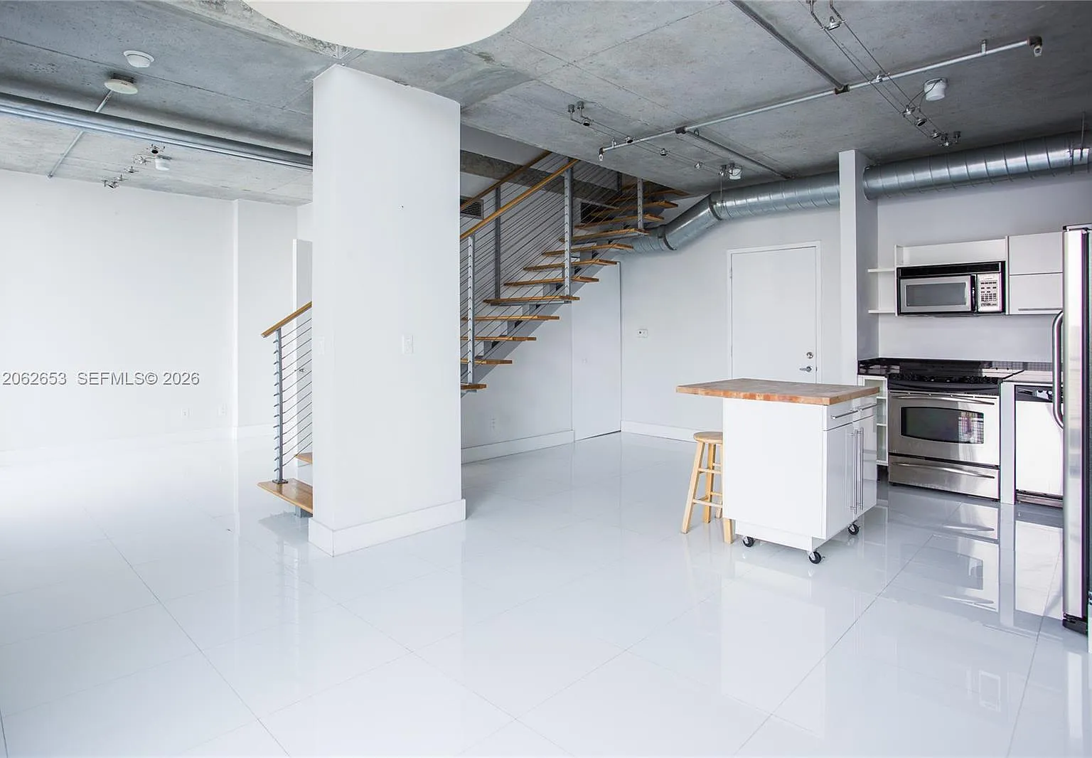 Neo Vertika Condo — Photo 3