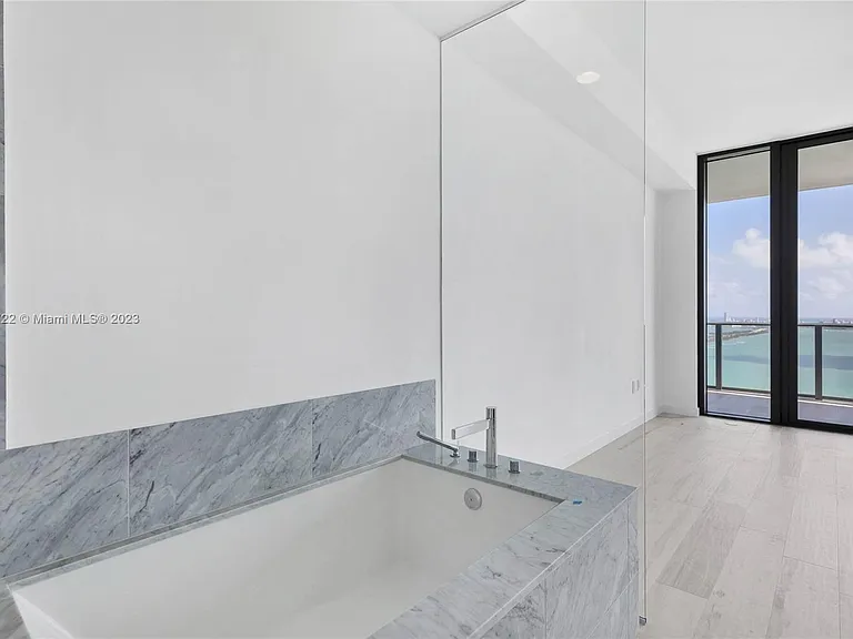 484 NE 31st St — Photo 19