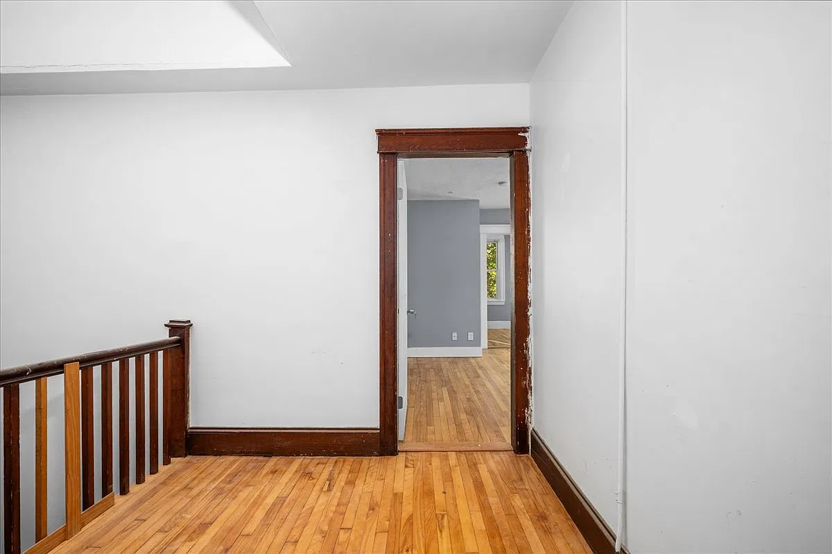 15 Circuit Ave E — Photo 3