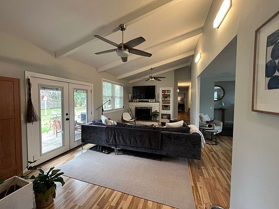 4th image of 210 Monterey Dr