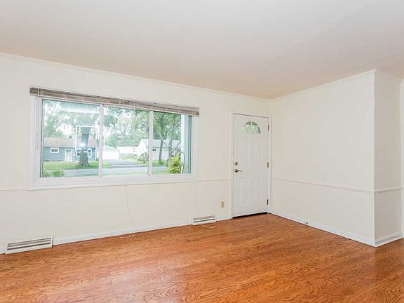 5th image of 443 Rose St