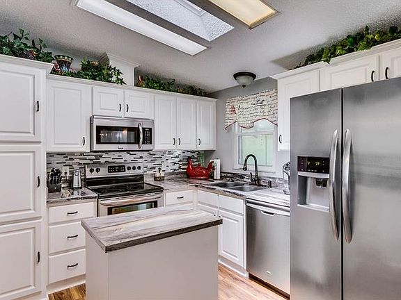 4th image of 205 Captains Cove Cir