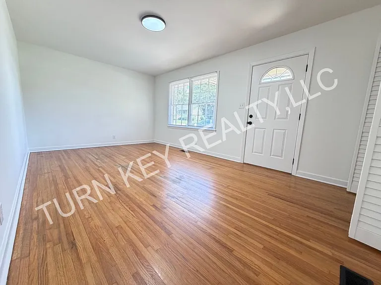 1708 Rogina St — Photo 4
