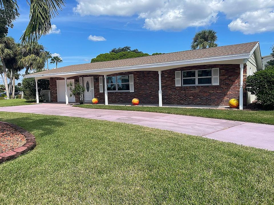 Corner lot. Large circle Dr