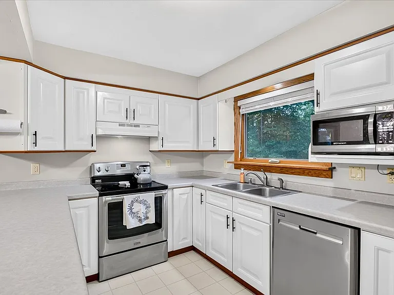 18 Cathy Ct — Photo 15