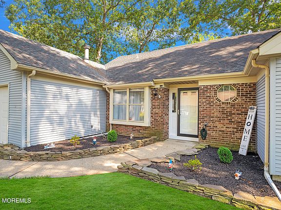 3rd image of 550 Petunia Lane N
