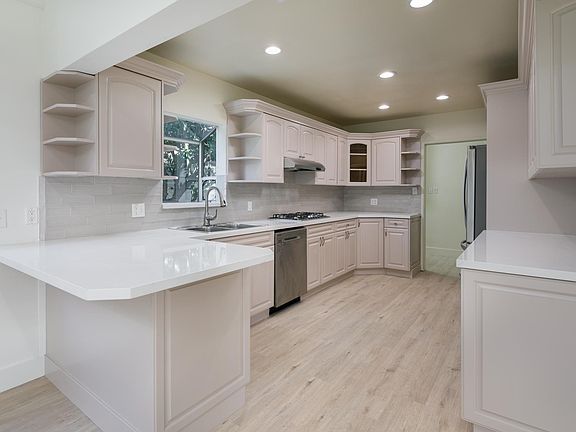 3rd image of 6029 Wilkinson Ave