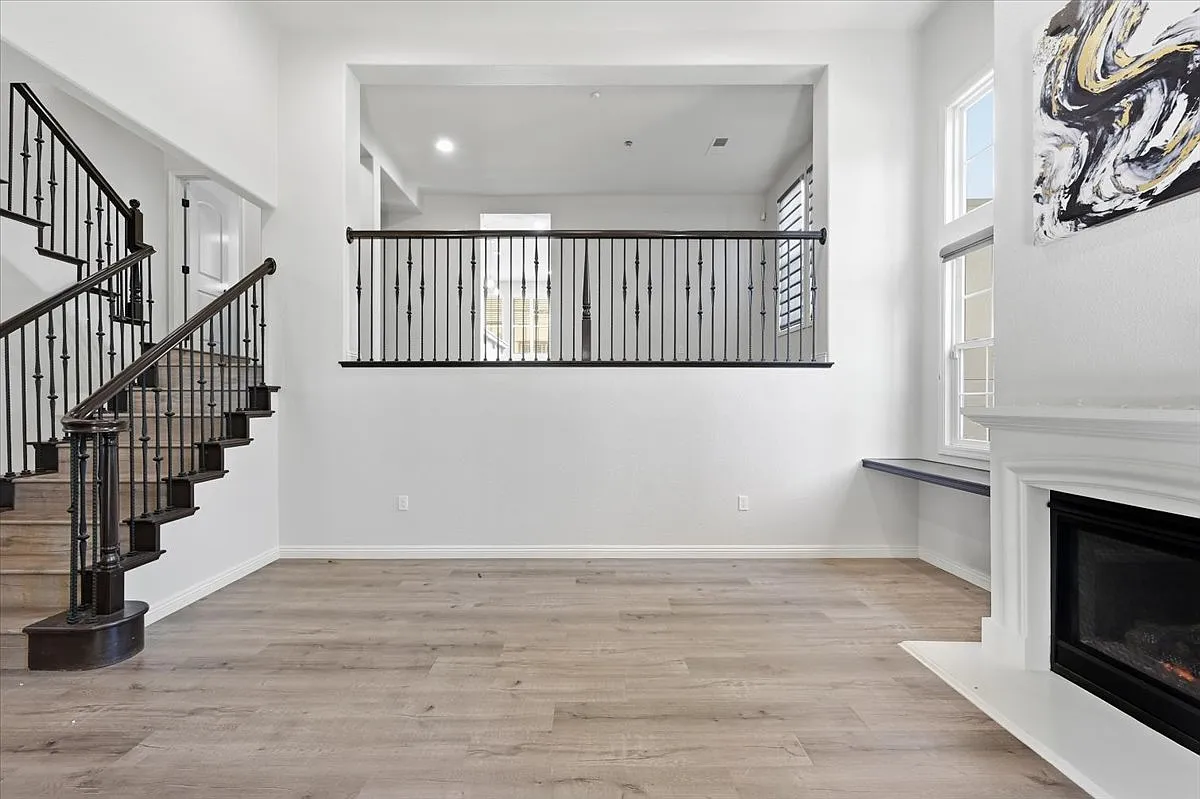 4 bed, 2322 sqft, $4,850 — Photo 3