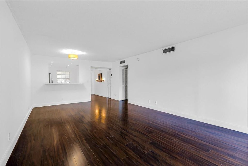 605 Oaks Dr APT 104, photo 6