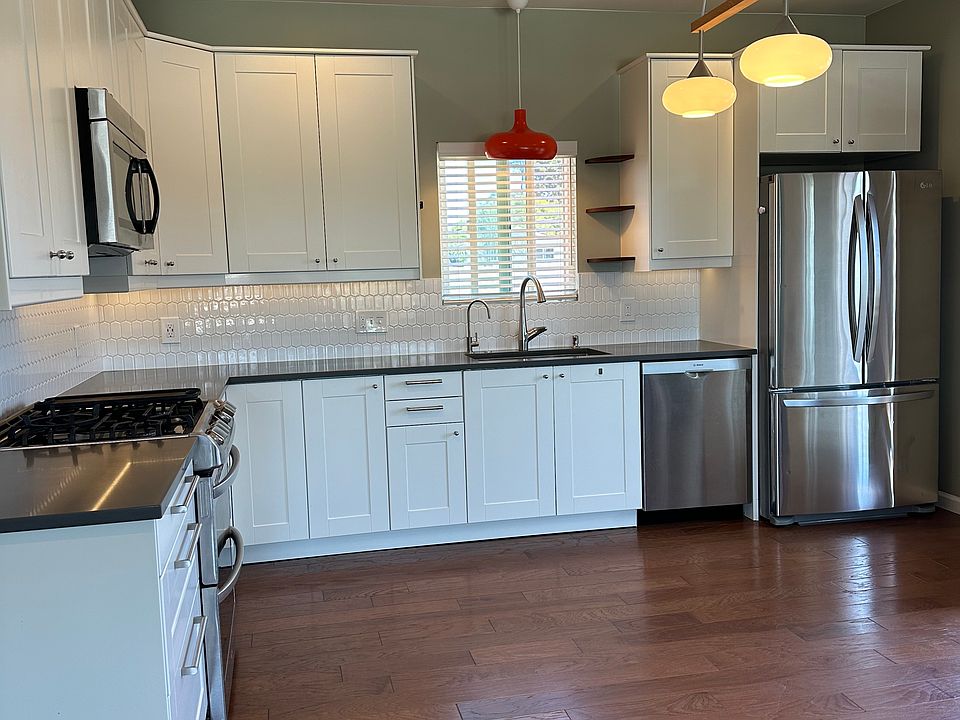 Large open kitchen w/LG appliances, Bosch DW and split oven. Whole house water softener with refined drinking water from every faucet.