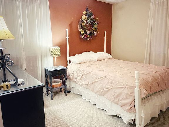 5th image of 934 Holly Ave