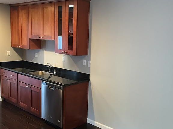 2nd image of 901 Hill St