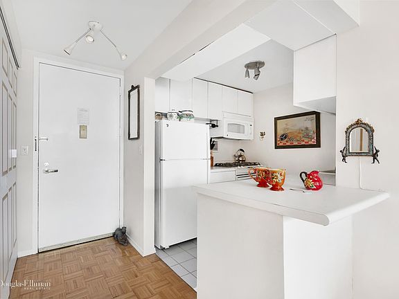 3rd image of 155 W 70th St #Ph4d