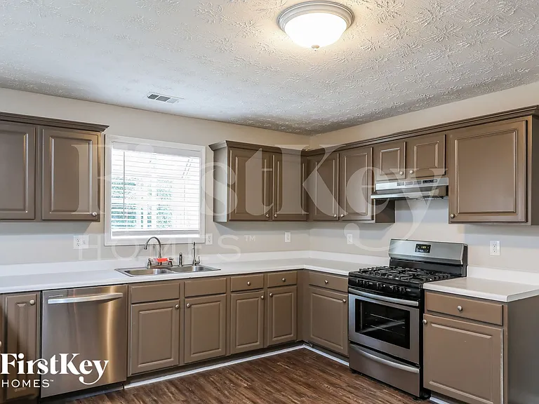 1213 Lakeview Cove Dr — Photo 4