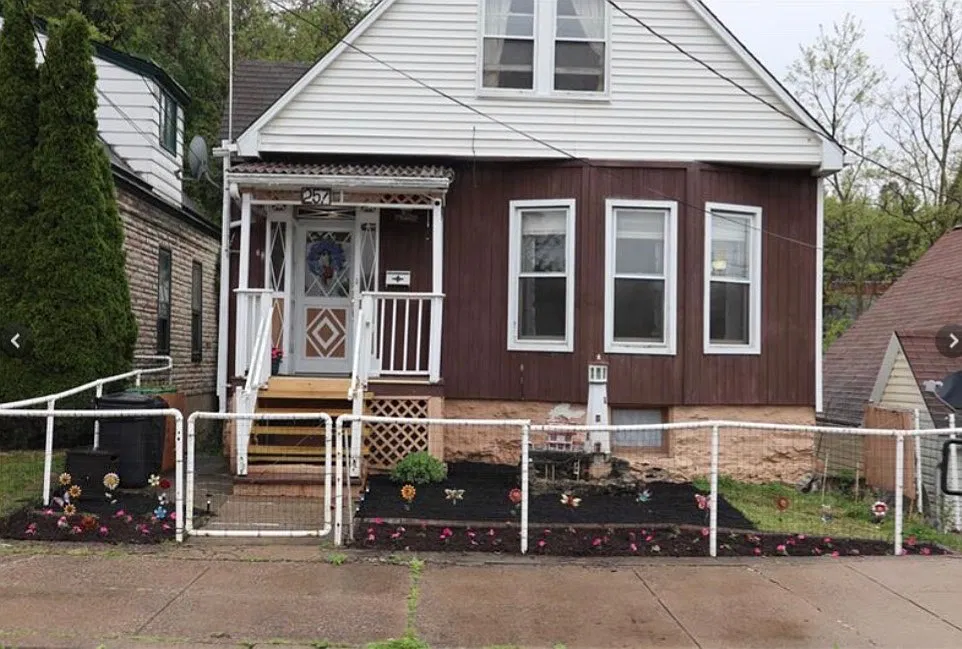 257 Thompson Ave — Photo 1
