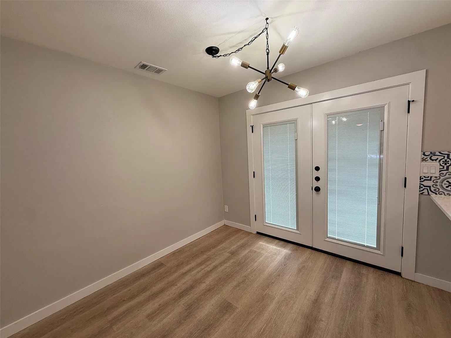 3 bed, 2.0 bath, 1168 sqft, $2,295 — Photo 4