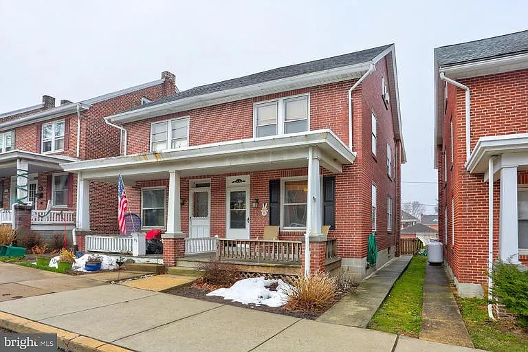 47 E Pine St photo 1