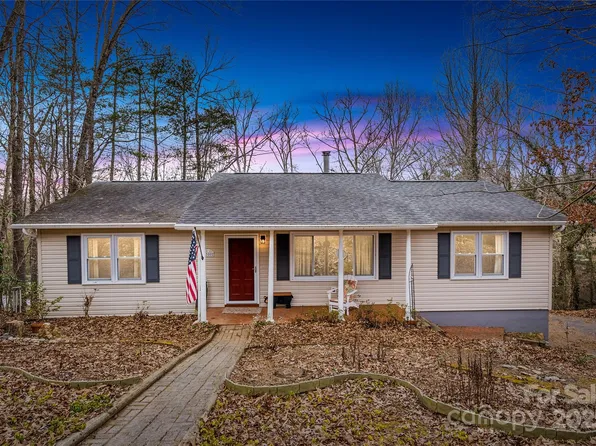 300 Scarlet Oaks Dr, Etowah, NC 28729