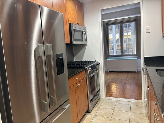 5th image of 101 W 55th St #607