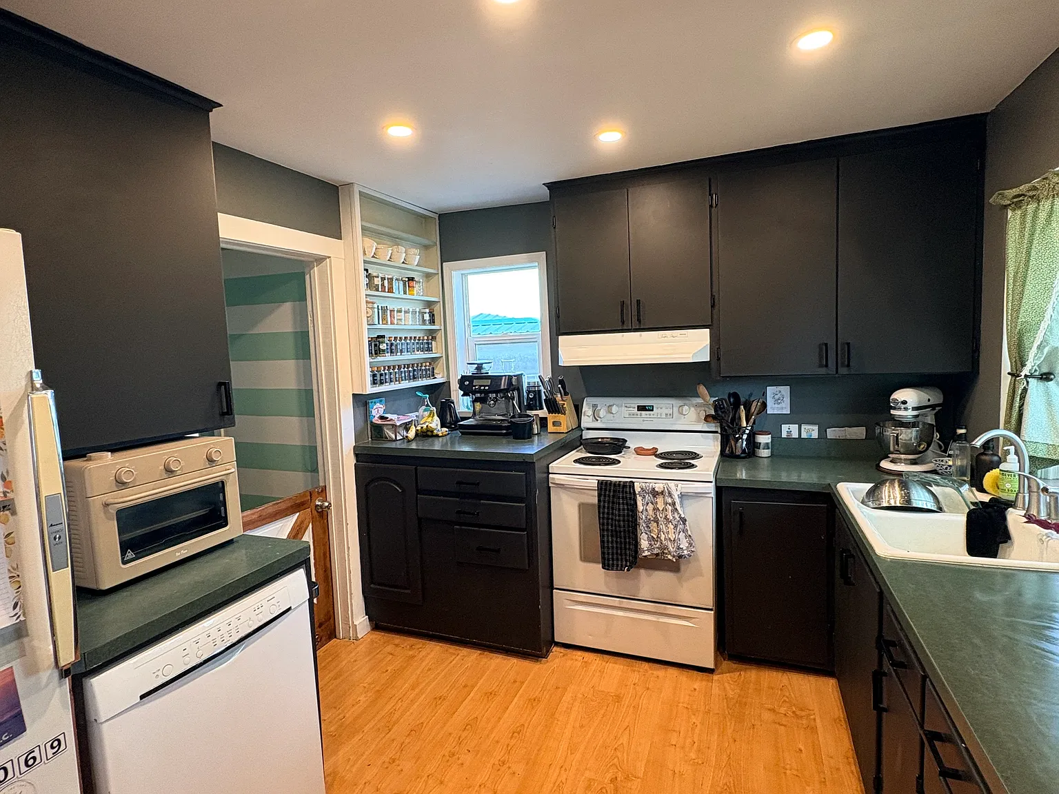 4 bed, 2048 sqft, $2,150 — Photo 2