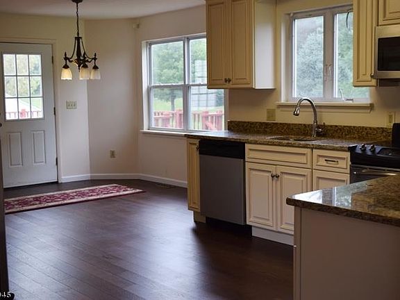 5th image of 38 Bailey Park Dr