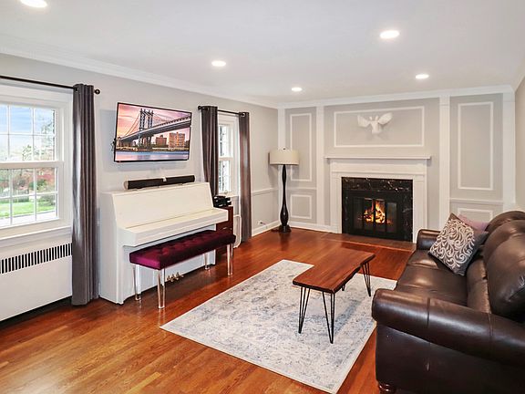 Living room w/ fireplace