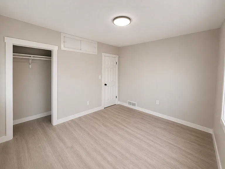 516 N Hudson Ave — Photo 2