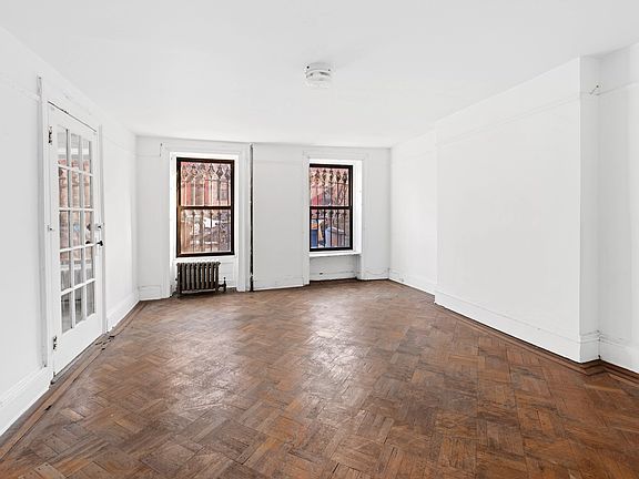4th image of 126 Ryerson St
