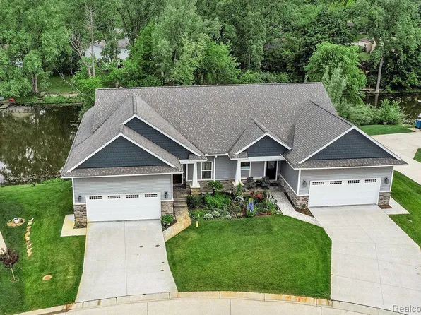 13324 Julie Anne Ct, Fenton, MI 48430