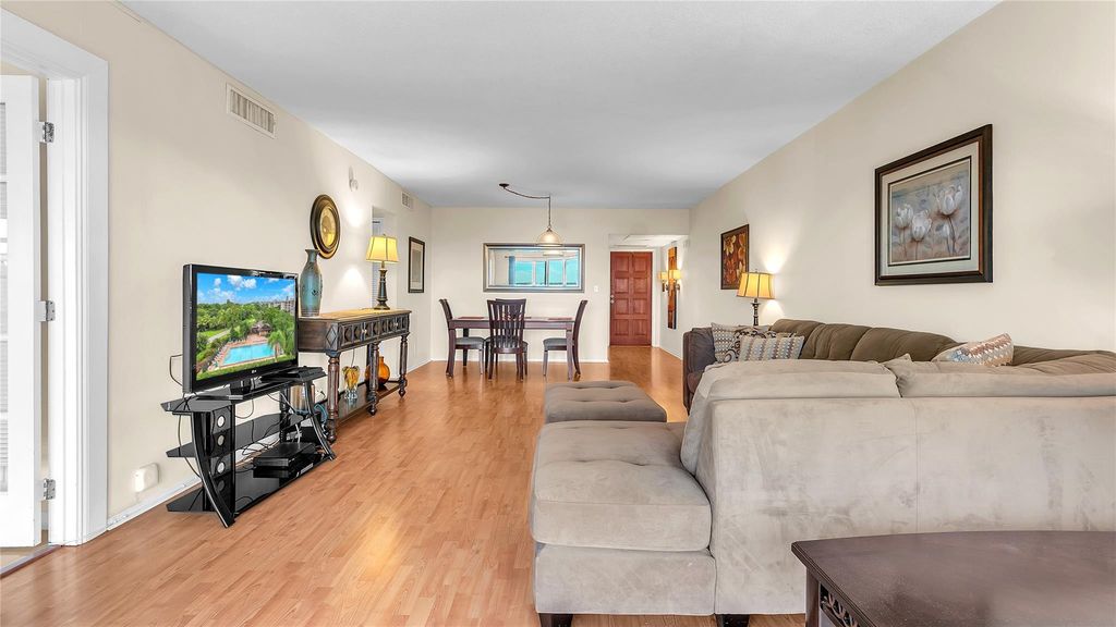 3150 N Palm Aire Dr APT 909, photo 5