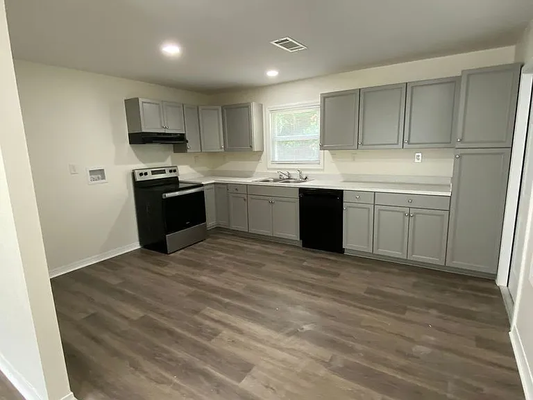 2468 Morningside Dr — Photo 3