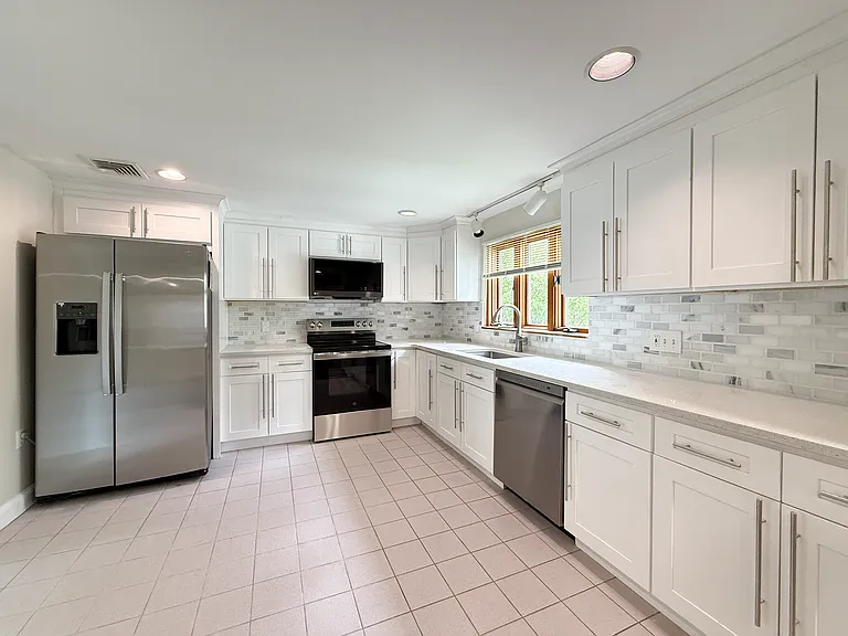 115 Grove St — Photo 2