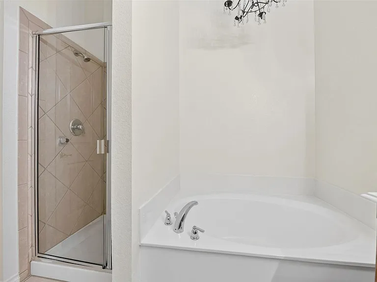 2153 Colby Ln — Photo 25