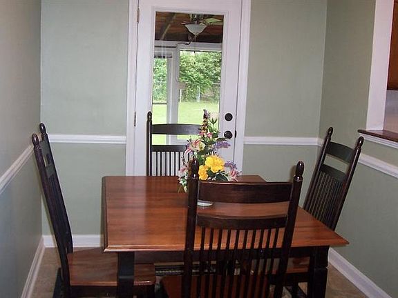 4th image of 208 Carmen Ave