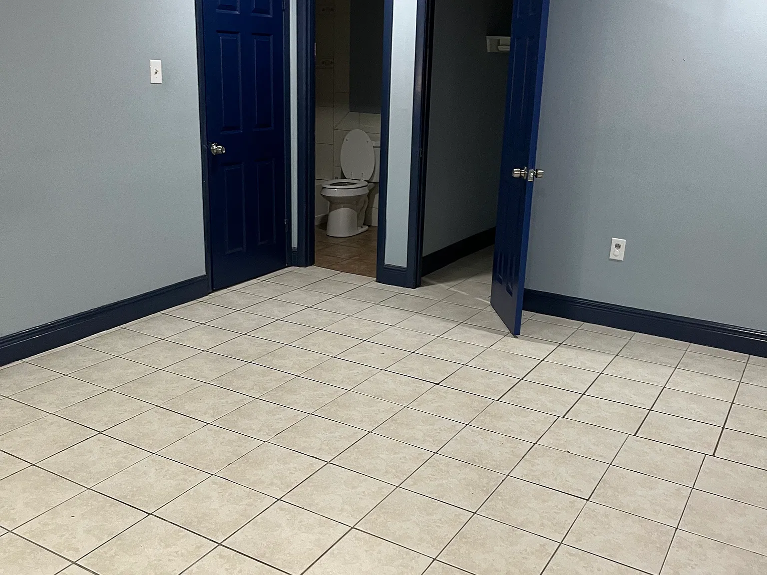 3 bed, 2400 sqft, $1,200 — Photo 2