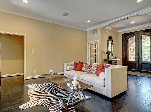 3rd image of 325 Binkley Ct
